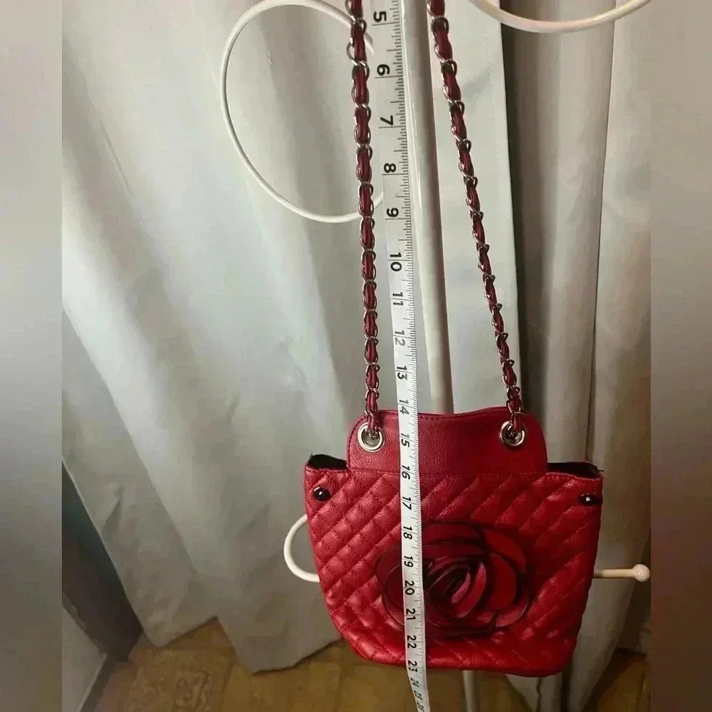 Victoria Leland designs red quilted rosette crossbody bag - Picture 6 of 7